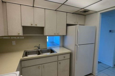 Condo in Miami, Florida, 1 bedroom  № 1956761 - photo 8