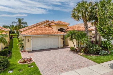 House in Wimauma, Florida 2 bedrooms, 191.47 sq.m. № 1373366 - photo 1