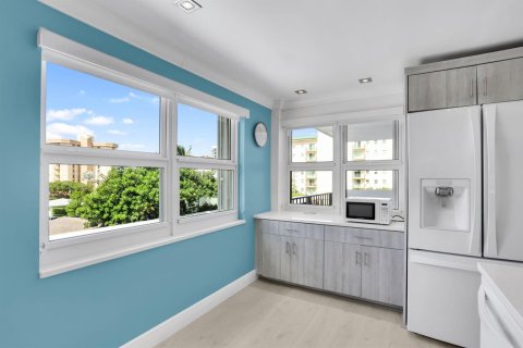 Снять в аренду кондоминиум в Помпано-Бич, Флорида 3 комнаты, 117.52м2, № 2175759 - фото 24