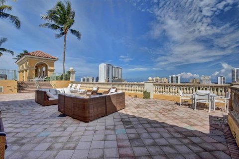 Condo in West Palm Beach, Florida, 2 bedrooms  № 2387219 - photo 3