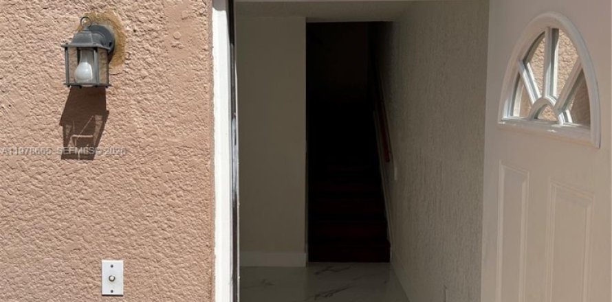 Townhouse in Miami, Florida 3 bedrooms, 171.87 sq.m. № 2044482