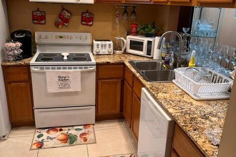 Condo in Lauderhill, Florida, 2 bedrooms № 2176738 - photo 5