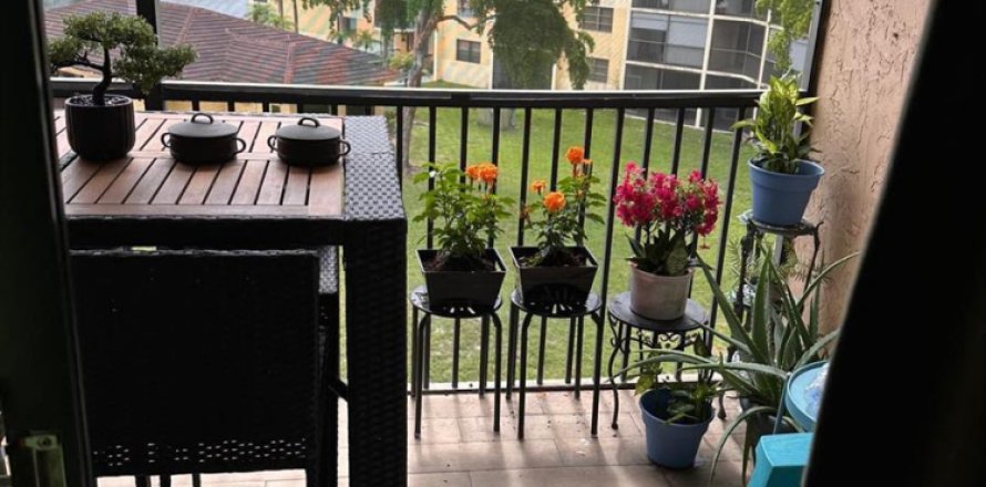 Condo in Lauderhill, Florida, 2 bedrooms № 2176738