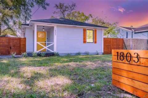House in Tampa, Florida 3 bedrooms, 126.63 sq.m. № 1906145 - photo 1