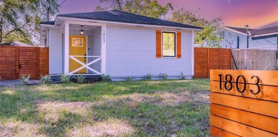 House in Tampa, Florida 3 bedrooms, 126.63 sq.m. № 1906145