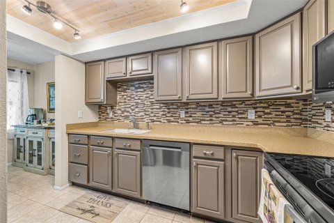 Townhouse in Palm Harbor, Florida 2 bedrooms, 144.46 sq.m. № 1903968 - photo 8