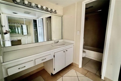 Condo in Sunny Isles Beach, Florida, 2 bedrooms  № 2016124 - photo 9