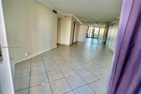 Condo in Sunny Isles Beach, Florida, 2 bedrooms  № 2016124 - photo 3