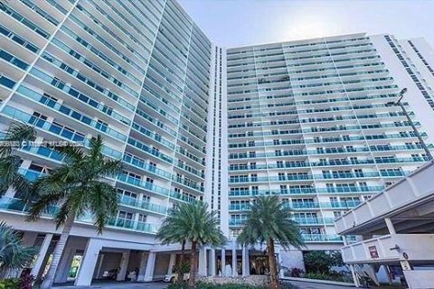 Condo in Sunny Isles Beach, Florida, 2 bedrooms  № 2016124 - photo 11