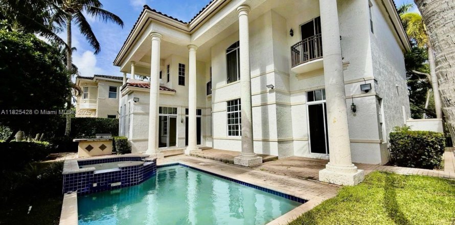 House in Hollywood, Florida 5 bedrooms, 416.02 sq.m. № 1794760