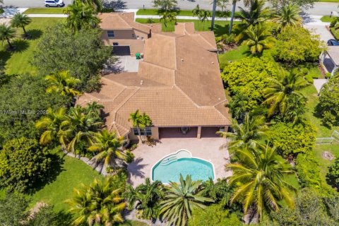 House in Davie, Florida 6 bedrooms, 422.43 sq.m. № 1842373 - photo 29