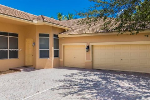 House in Davie, Florida 6 bedrooms, 422.43 sq.m. № 1842373 - photo 24
