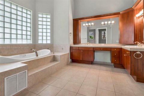 House in Davie, Florida 6 bedrooms, 422.43 sq.m. № 1842373 - photo 12