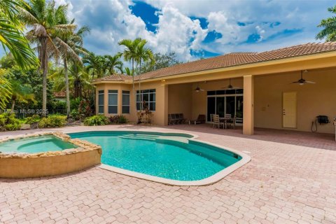 House in Davie, Florida 6 bedrooms, 422.43 sq.m. № 1842373 - photo 25