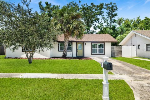 House in Dunedin, Florida 4 bedrooms, 132.29 sq.m. № 2303073