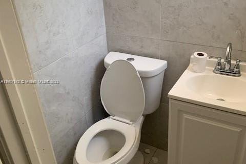 Propiedad comercial en alquiler en Miami, Florida № 1228570 - foto 1