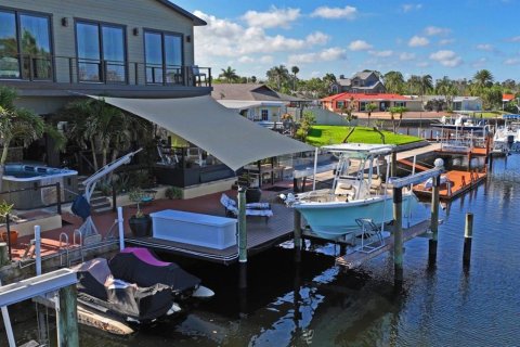 House in New Port Richey, Florida 3 bedrooms, 212.37 sq.m. № 2095348 - photo 20