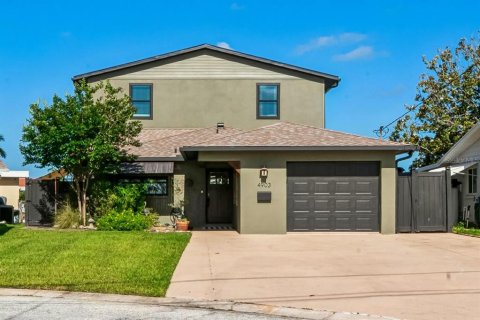 House in New Port Richey, Florida 3 bedrooms, 212.37 sq.m. № 2095348 - photo 2
