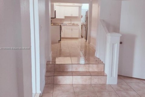 Casa en venta en Miami, Florida, 3 dormitorios, 88.26 m2 № 1969445 - foto 3