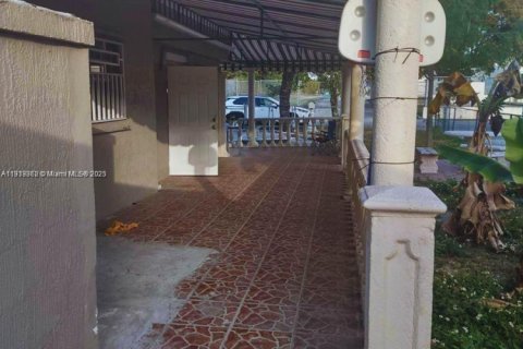 Casa en venta en Miami, Florida, 3 dormitorios, 88.26 m2 № 1969445 - foto 2