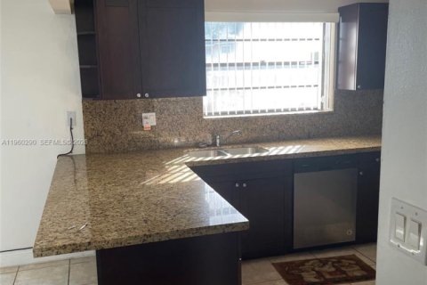 Adosado en alquiler en Pembroke Pines, Florida, 2 dormitorios, 156.63 m2 № 2027760 - foto 19