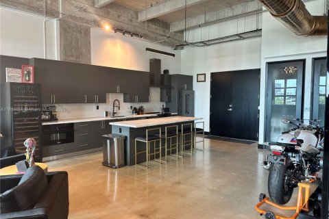 Condo in Miami, Florida, 2 bedrooms  № 1947003 - photo 3