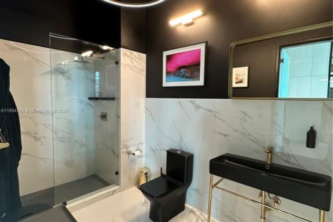 Condo in Miami, Florida, 2 bedrooms  № 1947003 - photo 8