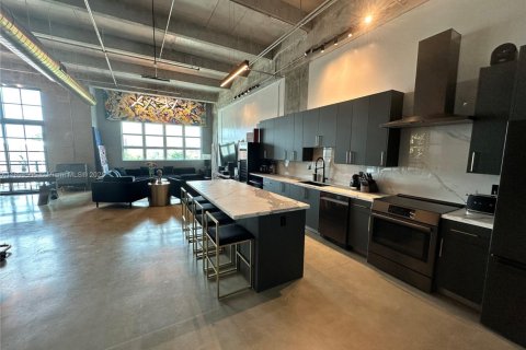 Condo in Miami, Florida, 2 bedrooms  № 1947003 - photo 2