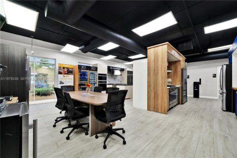 Commercial property in Doral, Florida № 2042096 - photo 8