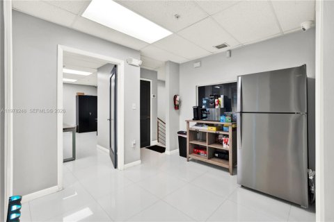 Commercial property in Doral, Florida № 2042096 - photo 17