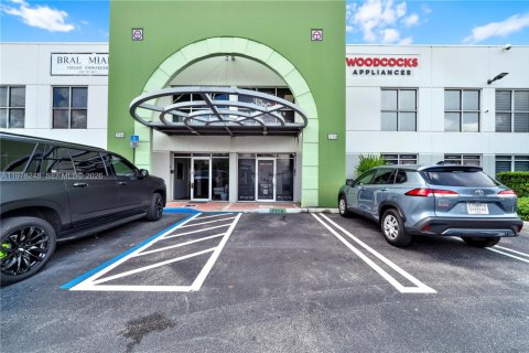 Commercial property in Doral, Florida № 2042096