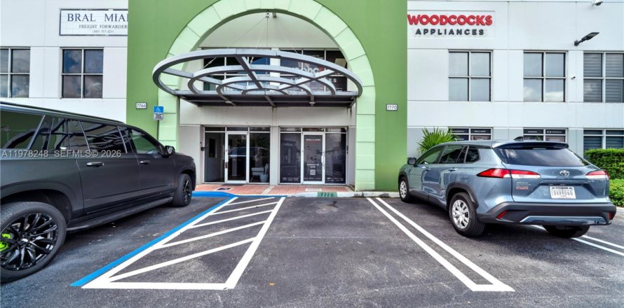 Commercial property in Doral, Florida № 2042096