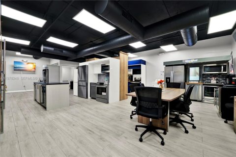 Commercial property in Doral, Florida № 2042096 - photo 6