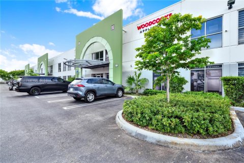Commercial property in Doral, Florida № 2042096 - photo 2