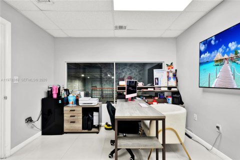 Commercial property in Doral, Florida № 2042096 - photo 19