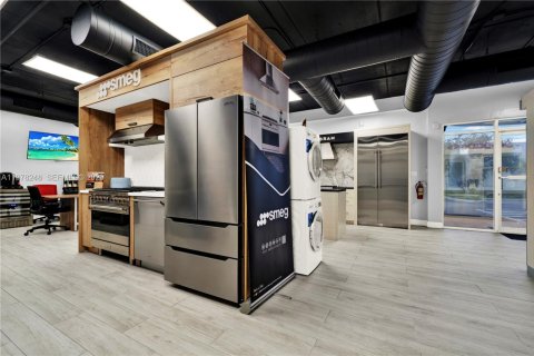 Commercial property in Doral, Florida № 2042096 - photo 10