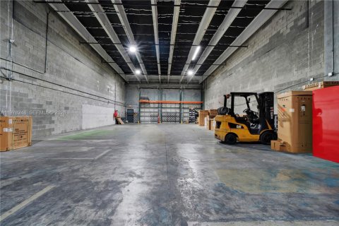 Commercial property in Doral, Florida № 2042096 - photo 11