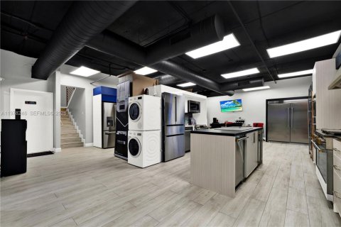 Commercial property in Doral, Florida № 2042096 - photo 5