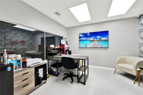 Commercial property in Doral, Florida № 2042096 - photo 18