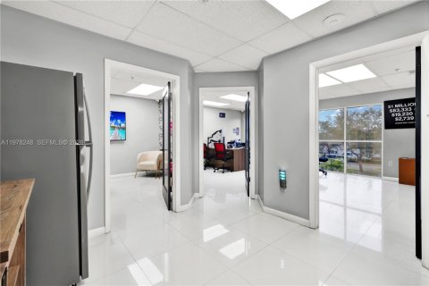 Commercial property in Doral, Florida № 2042096 - photo 16