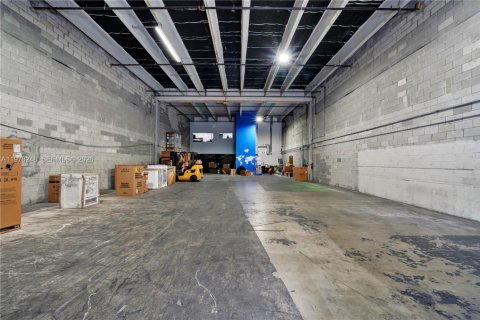 Commercial property in Doral, Florida № 2042096 - photo 14