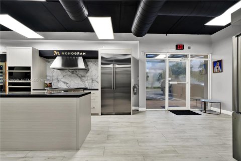 Commercial property in Doral, Florida № 2042096 - photo 9