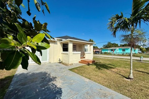 Casa en alquiler en Hollywood, Florida, 3 dormitorios, 77.95 m2 № 1988962 - foto 1