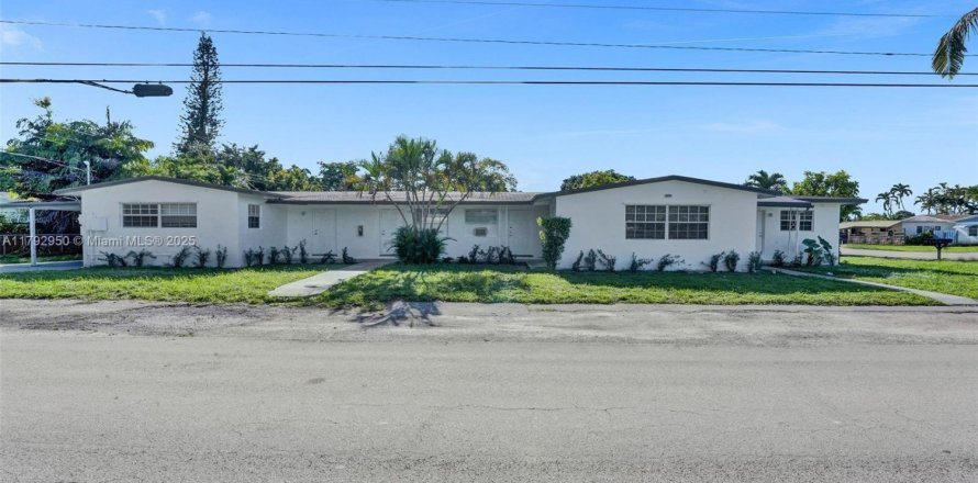 Commercial property in Hollywood, Florida 204.38 sq.m. № 1700649