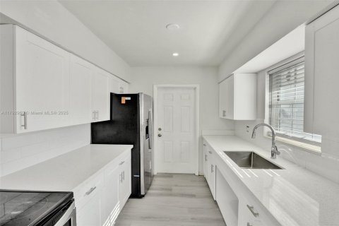 Commercial property in Hollywood, Florida 204.38 sq.m. № 1700649 - photo 6