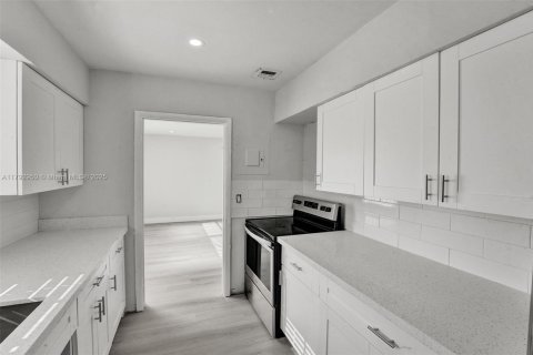 Commercial property in Hollywood, Florida 204.38 sq.m. № 1700649 - photo 8