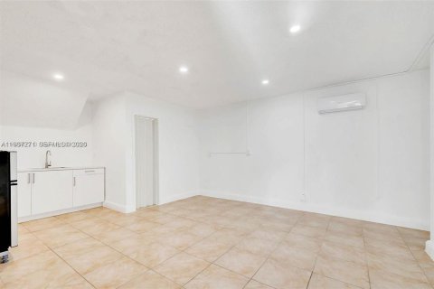 Propiedad comercial en alquiler en Cutler Bay, Florida, 1 dormitorio, 46.45 m2 № 1995125 - foto 2