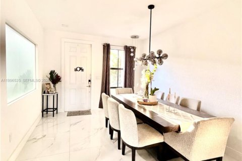 Touwnhouse à vendre à Miami, Floride: 3 chambres, 142.14 m2 № 2058442 - photo 2