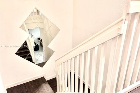Touwnhouse à vendre à Miami, Floride: 3 chambres, 142.14 m2 № 2058442 - photo 9