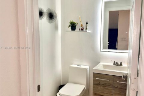 Touwnhouse à vendre à Miami, Floride: 3 chambres, 142.14 m2 № 2058442 - photo 7